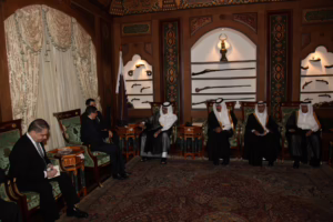 سمو الأمير الشيخ حمد بن خليفة آل ثاني يستقبل وزير خارجية الجمهورية التركية في الدوحة – 3 فبراير 2011