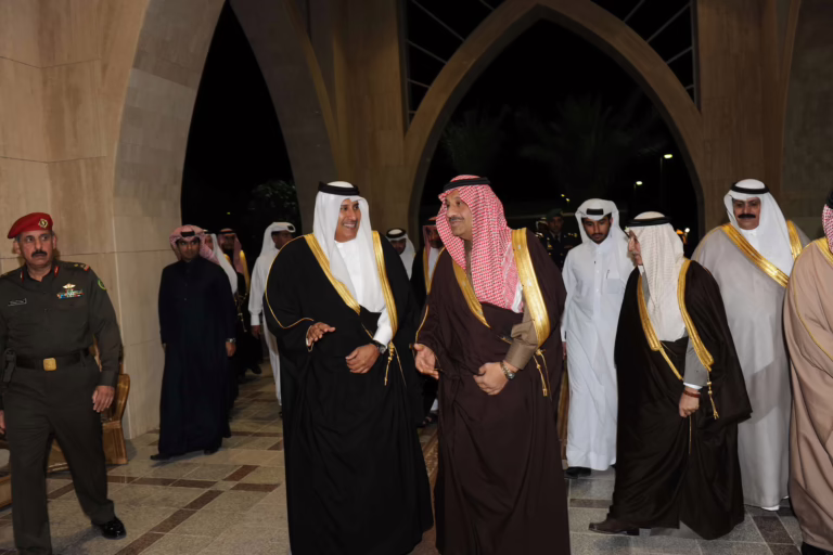 معالي رئيس مجلس الوزراء وزير الخارجية الشيخ حمد بن جاسم بن جبر آل ثاني أثناء زيارة إلي المملكة العربية السعودية – 13 فبراير 2011