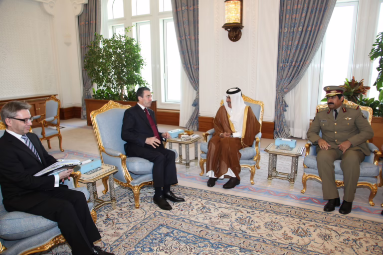 معالي رئيس مجلس الوزراء وزير الخارجية الشيخ حمد بن جاسم بن جبر آل ثاني يستقبل أمين عام حلف شمال الأطلسي – 15 فبراير 2011