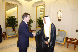 معالي رئيس مجلس الوزراء وزير الخارجية الشيخ حمد بن جاسم بن جبر آل ثاني يستقبل رئيس وزراء المملكة المتحدة في الدوحة – 22 فبراير 2011