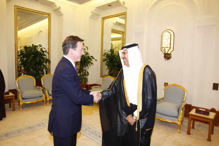 معالي رئيس مجلس الوزراء وزير الخارجية الشيخ حمد بن جاسم بن جبر آل ثاني يستقبل رئيس وزراء المملكة المتحدة في الدوحة – 22 فبراير 2011