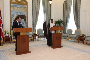 معالي رئيس مجلس الوزراء وزير الخارجية الشيخ حمد بن جاسم بن جبر آل ثاني يعقد مباحثات مع رئيس وزراء المملكة المتحدة في الدوحة – 23 فبراير 2011
