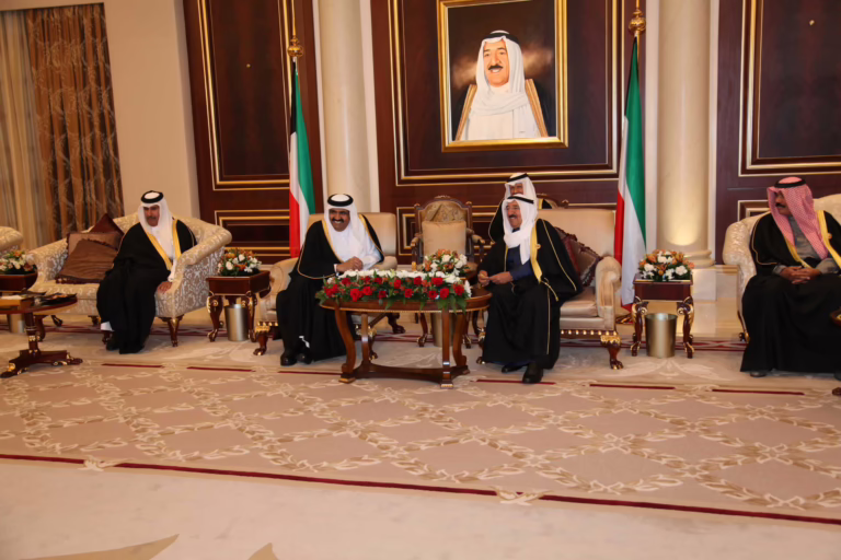 سمو الأمير الشيخ حمد بن خليفة آل ثاني يزور دولة الكويت للمشاركة في الاحتفالات الوطنية – 25 فبراير 2011