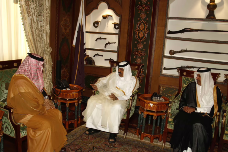 سمو الأمير الشيخ حمد بن خليفة آل ثاني يستقبل وزير الخارجية السعودي الأمير سعود الفيصل في الدوحة – 6 مارس 2011