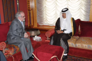 معالي رئيس مجلس الوزراء وزير الخارجية الشيخ حمد بن جاسم بن جبر آل ثاني يلتقي وزير الاقتصاد والتنمية البرتغالي في الدوحة – 7 مارس 2011