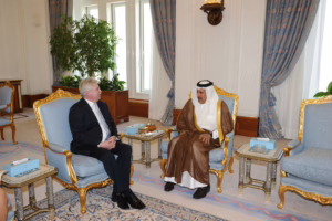 معالي رئيس مجلس الوزراء وزير الخارجية الشيخ حمد بن جاسم بن جبر آل ثاني يستقبل وزير الدولة بحكومة إقليم بافاريا الألمانية في الدوحة – 22 مارس 2011