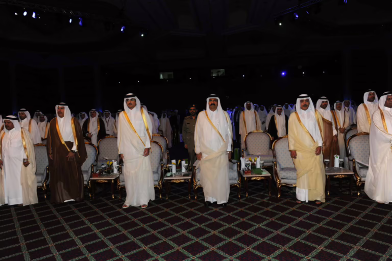 سمو الأمير الشيخ حمد بن خليفة آل ثاني يشهد تدشين استراتيجية التنمية الوطنية لدولة قطر 2011–2016 في الدوحة – 28 مارس 2011