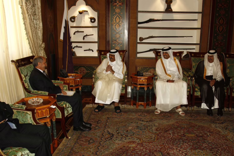 سمو الأمير الشيخ حمد بن خليفة آل ثاني يستقبل رئيس المجلس الانتقالي الليبي مصطفى عبد الجليل في الدوحة – 18 أبريل 2011