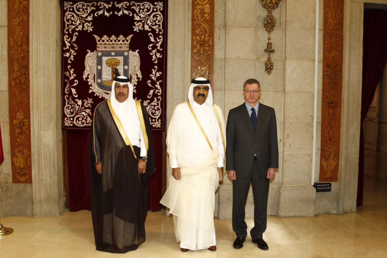 سمو الأمير الشيخ حمد بن خليفة آل ثاني أثناء زيارة إلى إسبانيا برفقة حرمه الشيخة موزا بنت ناصر المسند – 26 أبريل 2011