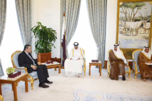 سمو ولي العهد الشيخ تميم بن حمد آل ثاني يستقبل رئيس الوزراء المصري عصام شرف في الدوحة – 28 أبريل 2011
