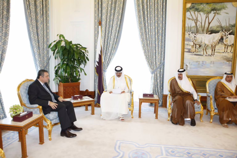 سمو ولي العهد الشيخ تميم بن حمد آل ثاني يستقبل رئيس الوزراء المصري عصام شرف في الدوحة – 28 أبريل 2011