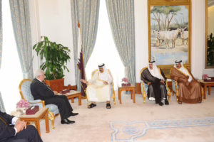 سمو الأمير الشيخ حمد بن خليفة آل ثاني يستقبل الرئيس الفلسطيني محمود عباس في الدوحة – 2 مايو 2011