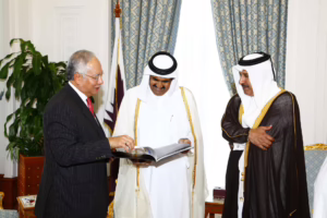 سمو الأمير الشيخ حمد بن خليفة آل ثاني يستقبل رئيس الوزراء الماليزي نجيب عبد الرزاق في الدوحة – 15 مايو 2011