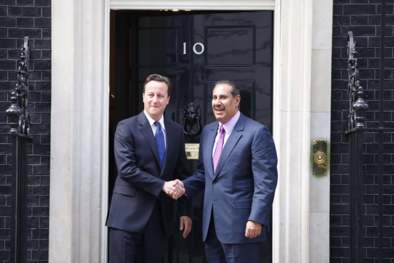 معالي رئيس مجلس الوزراء وزير الخارجية الشيخ حمد بن جاسم بن جبر آل ثاني يلتقي رئيس الوزراء البريطاني ديفيد كاميرون في لندن – 22 مايو 2011