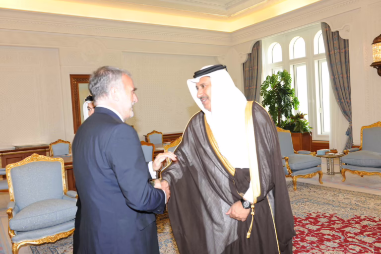 معالي رئيس مجلس الوزراء وزير الخارجية الشيخ حمد بن جاسم بن جبر آل ثاني يستقبل المدعي العام للمحكمة الجنائية الدولية في الدوحة – 26 مايو 2011