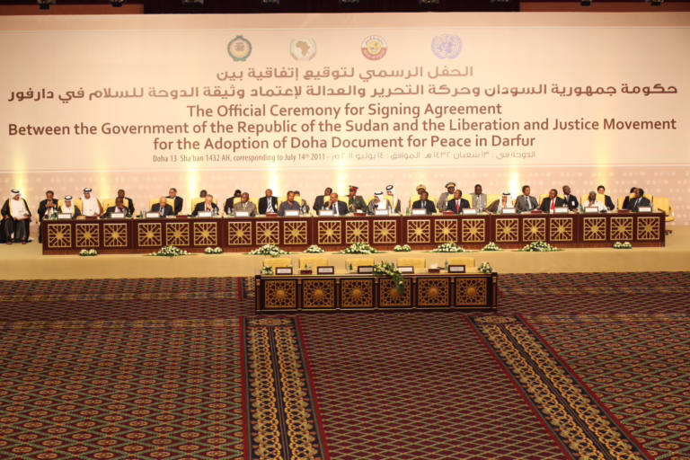 سمو الأمير الشيخ حمد بن خليفة آل ثاني يشهد توقيع وثيقة الدوحة للسلام في دارفور في الدوحة – 14 يوليو 2011