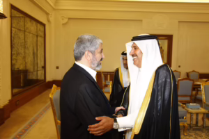 معالي رئيس مجلس الوزراء وزير الخارجية الشيخ حمد بن جاسم بن جبر آل ثاني يستقبل رئيس المكتب السياسي لحركة حماس خالد مشعل في الدوحة – 10 أغسطس 2011