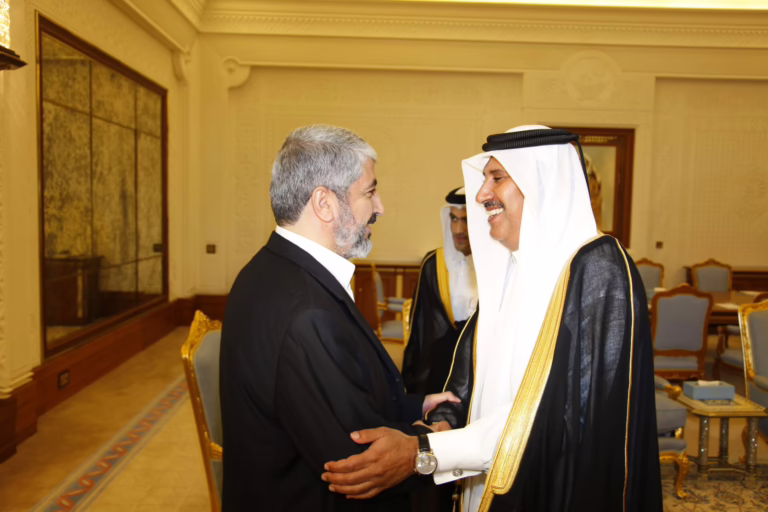 معالي رئيس مجلس الوزراء وزير الخارجية الشيخ حمد بن جاسم بن جبر آل ثاني يستقبل رئيس المكتب السياسي لحركة حماس خالد مشعل في الدوحة – 10 أغسطس 2011