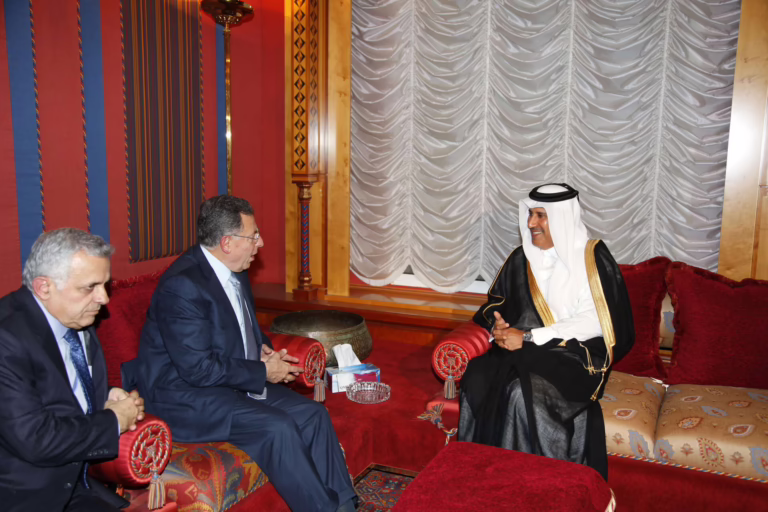 معالي رئيس مجلس الوزراء وزير الخارجية الشيخ حمد بن جاسم بن جبر آل ثاني يستقبل رئيس الوزراء اللبناني الأسبق فؤاد السنيورة في الدوحة – 18 أغسطس 2011