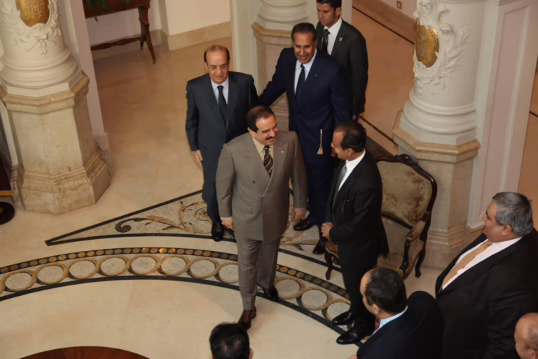 سمو الأمير الشيخ حمد بن خليفة آل ثاني يستقبل ملك البحرين حمد بن عيسى آل خليفة في فرنسا – 2 سبتمبر 2011