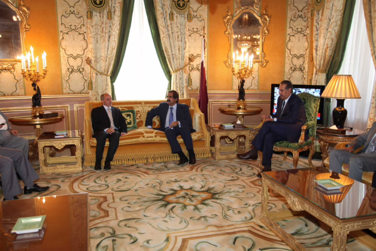 سمو الأمير الشيخ حمد بن خليفة آل ثاني يستقبل رئيس المجلس الوطني الانتقالي الليبي مصطفى عبد الجليل في فرنسا – 2 سبتمبر 2011