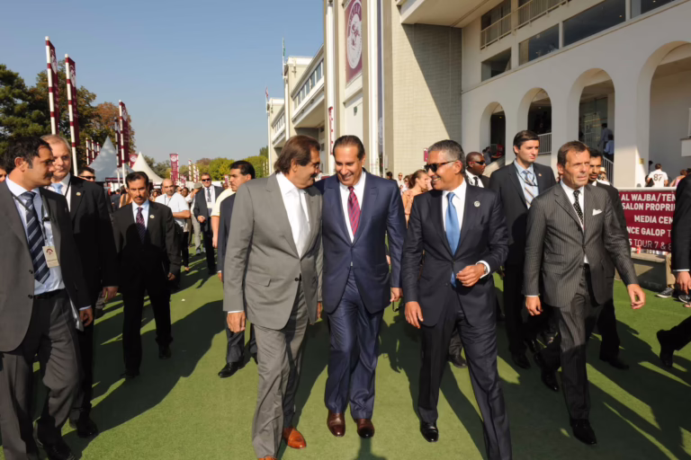 سمو الأمير الشيخ حمد بن خليفة آل ثاني يشهد منافسات اليوم الختامي لجائزة قطر لقوس النصر للخيل في باريس – 2 أكتوبر 2011