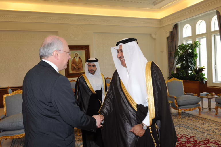 معالي رئيس مجلس الوزراء وزير الخارجية الشيخ حمد بن جاسم بن جبر آل ثاني يستقبل سفراء فرنسا والولايات المتحدة والإمارات والكويت في الدوحة – 19 أكتوبر 2011