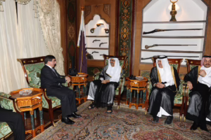 سمو الأمير الشيخ حمد بن خليفة آل ثاني يستقبل وزير الخارجية التركي أحمد داوود أوغلو في الدوحة – 25 أكتوبر 2011