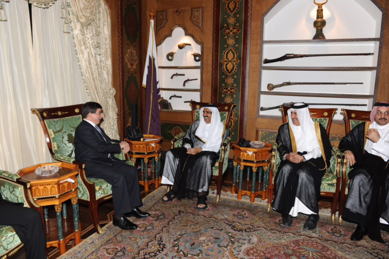 سمو الأمير الشيخ حمد بن خليفة آل ثاني يستقبل وزير الخارجية التركي أحمد داوود أوغلو في الدوحة – 25 أكتوبر 2011