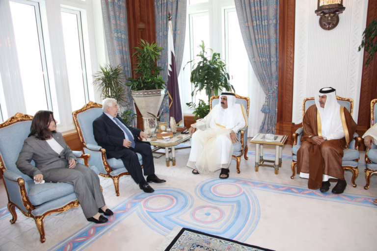 سمو الأمير الشيخ حمد بن خليفة آل ثاني يستقبل وزير الخارجية السوري وليد المعلم في الدوحة – 31 أكتوبر 2011