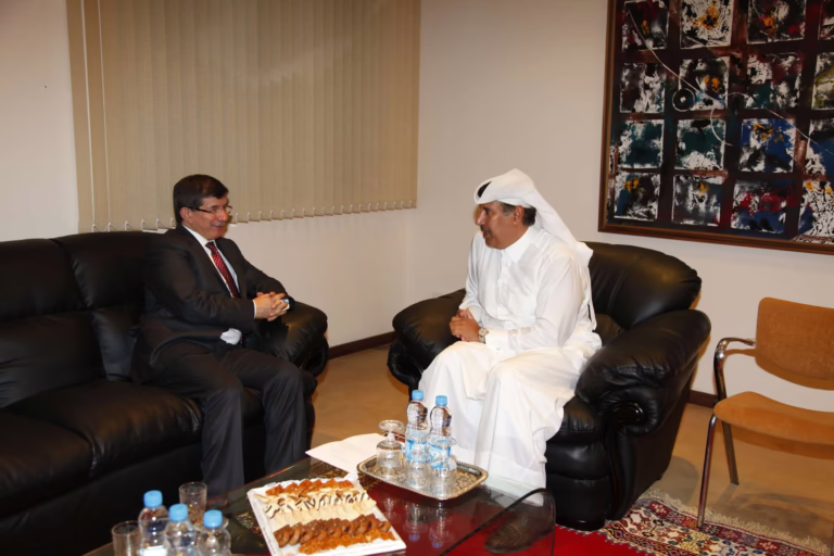 معالي رئيس مجلس الوزراء وزير الخارجية الشيخ حمد بن جاسم بن جبر آل ثاني يلتقي وزير الخارجية التركي أحمد داوود أوغلو في الرباط – 16 نوفمبر 2011