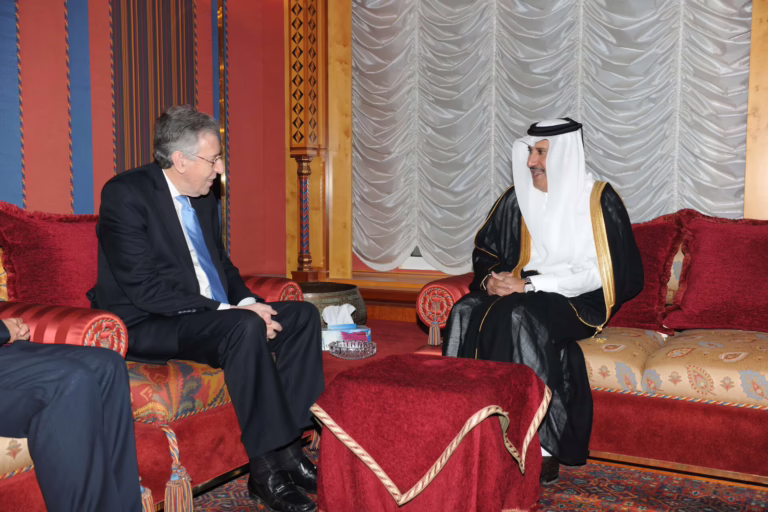 معالي رئيس مجلس الوزراء وزير الخارجية الشيخ حمد بن جاسم بن جبر آل ثاني يستقبل وزير الدولة البريطاني لشؤون الطاقة ديفيد هاول في الدوحة – 4 ديسمبر 2011