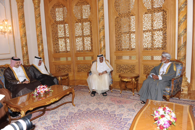 سمو الأمير الشيخ حمد بن خليفة آل ثاني يلتقي السلطان قابوس بن سعيد في مسقط – 14 ديسمبر 2011