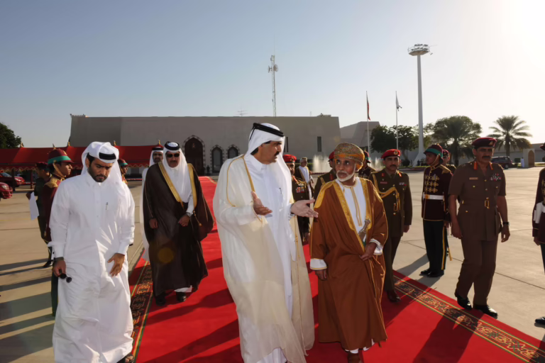 سمو الأمير الشيخ حمد بن خليفة آل ثاني يغادر سلطنة عُمان بعد زيارة رسمية إلى مسقط – 15 ديسمبر 2011