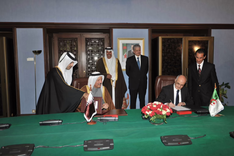 سمو الأمير الشيخ حمد بن خليفة آل ثاني يشهد توقيع اتفاقيات بين قطر والجزائر في الجزائر – 7 يناير 2013