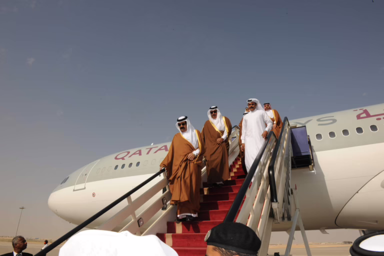 سمو الأمير الشيخ حمد بن خليفة آل ثاني يصل إلى الرياض للمشاركة في القمة الاقتصادية العربية – 21 يناير 2013