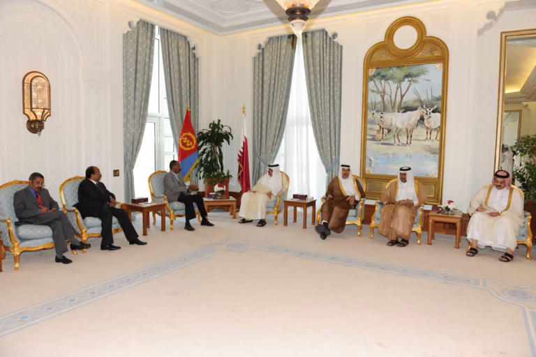 سمو الأمير الشيخ حمد بن خليفة آل ثاني يستقبل رئيس إريتريا في الدوحة – 2 أبريل 2013