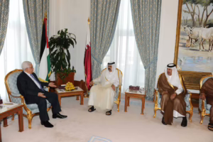 سمو الأمير الشيخ حمد بن خليفة آل ثاني يستقبل الرئيس الفلسطيني في الدوحة – 9 أبريل 2013