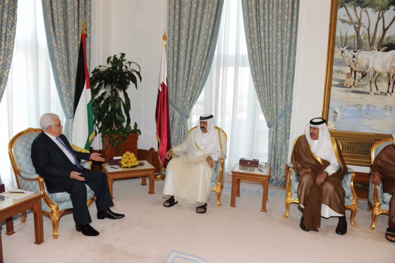 سمو الأمير الشيخ حمد بن خليفة آل ثاني يستقبل الرئيس الفلسطيني في الدوحة – 9 أبريل 2013