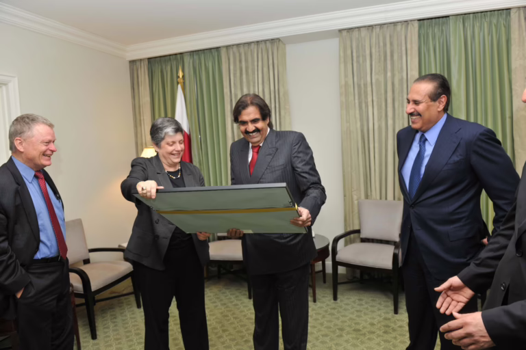 سمو الأمير الشيخ حمد بن خليفة آل ثاني يلتقي وزيرة الأمن الداخلي الأمريكية في واشنطن – 24 أبريل 2013