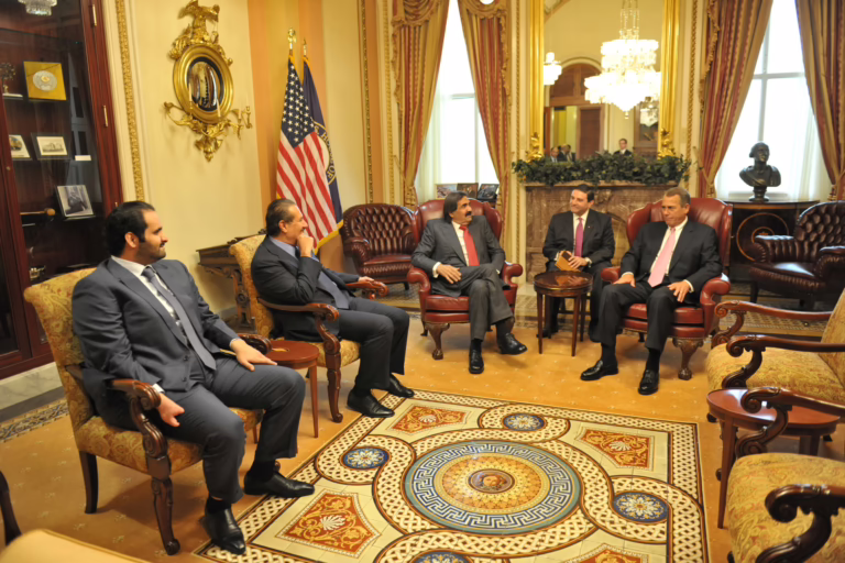 سمو الأمير الشيخ حمد بن خليفة آل ثاني يلتقي رئيس مجلس النواب الأمريكي في واشنطن – 24 أبريل 2013