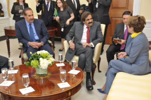 سمو الأمير الشيخ حمد بن خليفة آل ثاني يلتقي زعيمة الأقلية الديمقراطية في مجلس النواب الأمريكي في واشنطن – 24 أبريل 2013
