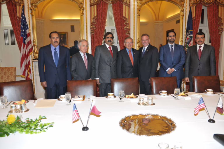 سمو الأمير الشيخ حمد بن خليفة آل ثاني يحضر استقبال المجموعة الأمريكية-القطرية في الكونغرس بواشنطن – 24 أبريل 2013