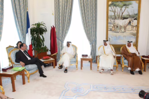 سمو الأمير الشيخ حمد بن خليفة آل ثاني يستقبل رئيس الجمهورية الفرنسية في الدوحة – 23 يونيو 2013