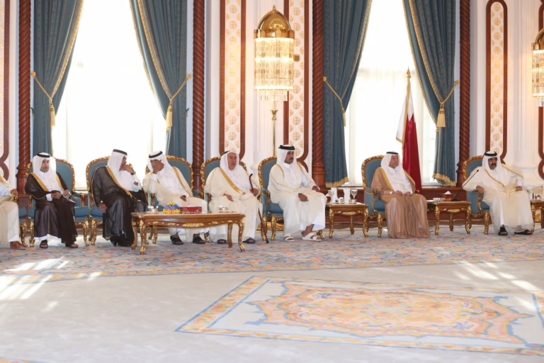 سمو الأمير الشيخ حمد بن خليفة آل ثاني يجتمع مع أعضاء من الأسرة الحاكمة في الدوحة – 24 يونيو 2013