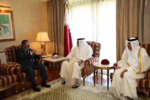 سمو الأمير الشيخ حمد بن خليفة آل ثاني يجتمع مع الرئيس محمد مرسي في الدوحة – 26 مارس 2013