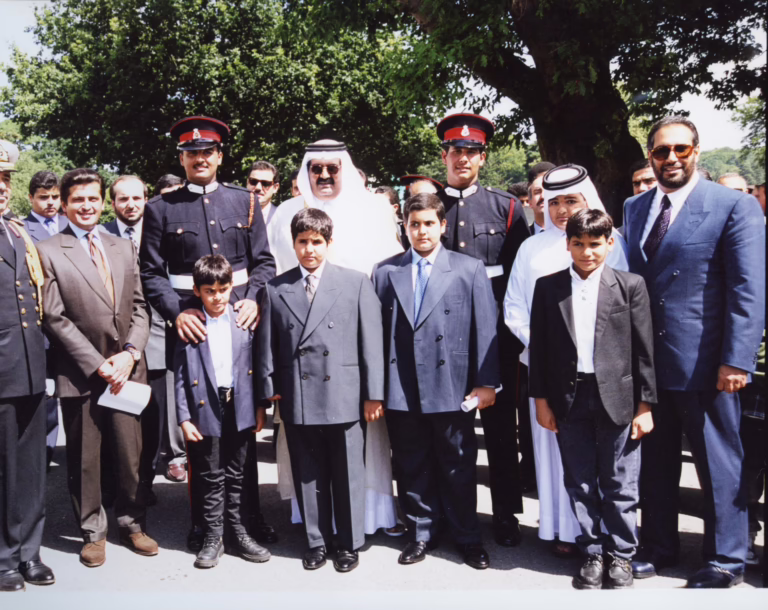 سمو الأمير الشيخ حمد بن خليفة آل ثاني يشهد حفل تخرج الشيخ تميم بن حمد آل ثاني من كلية ساندهيرست العسكرية في بريطانيا – 7 أغسطس 1998