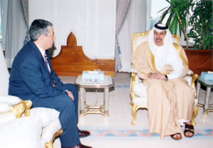 معالي النائب الأول لرئيس مجلس الوزراء وزير الخارجية الشيخ حمد بن جاسم بن جبر آل ثاني يتسلم أوراق اعتماد سفراء بنغلاديش وتركيا ورومانيا وإيران في الدوحة – 3 يناير 2005