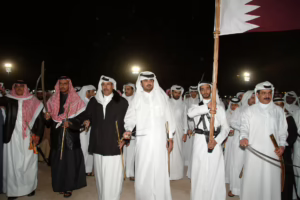 سمو الأمير الشيخ حمد بن خليفة آل ثاني يشهد عرضة «هل قطر» بمناسبة زواج سمو ولي العهد الشيخ تميم بن حمد آل ثاني في الدوحة – 7 يناير 2005