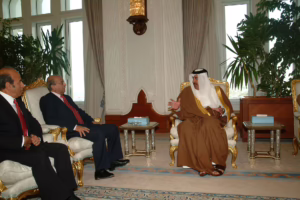 معالي النائب الأول لرئيس مجلس الوزراء وزير الخارجية الشيخ حمد بن جاسم بن جبر آل ثاني يستقبل وزير خارجية اليمن في الدوحة – 11 يناير 2005